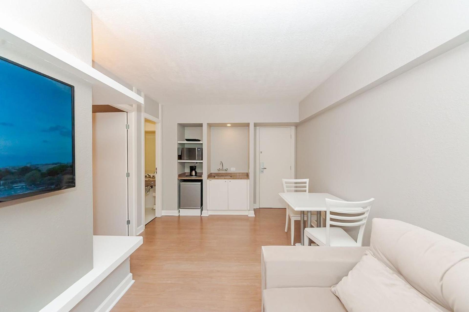 Apto-flat Excelente Localizacao Centro-batel - Somente Familiares Apartment
