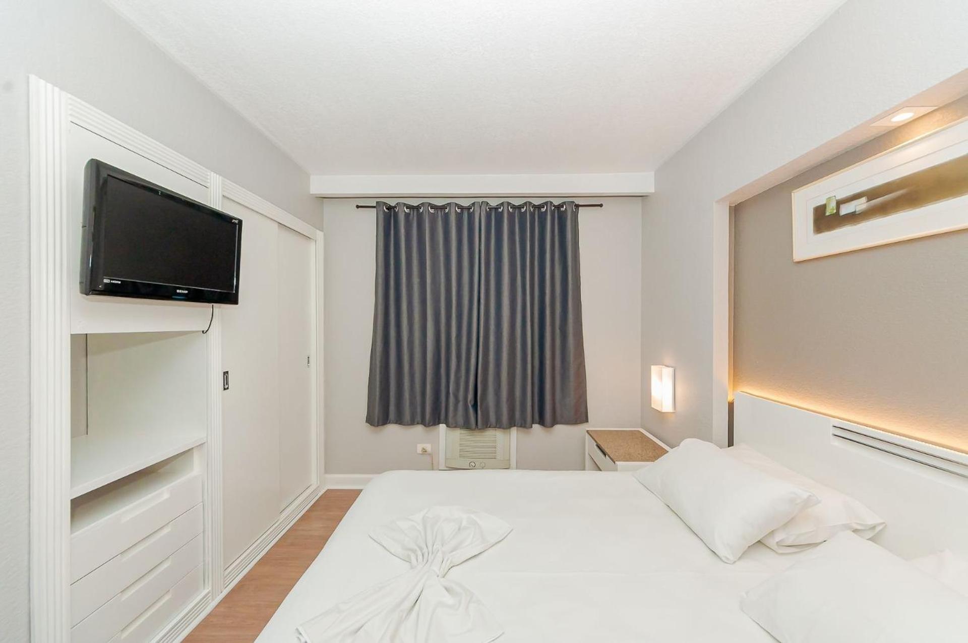 Apto-flat Excelente Localizacao Centro-batel - Somente Familiares Apartment